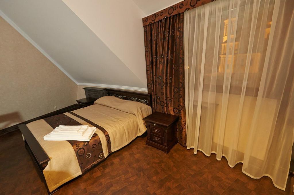 Bed and Breakfast Charivna Taistra Бровары Экстерьер фото