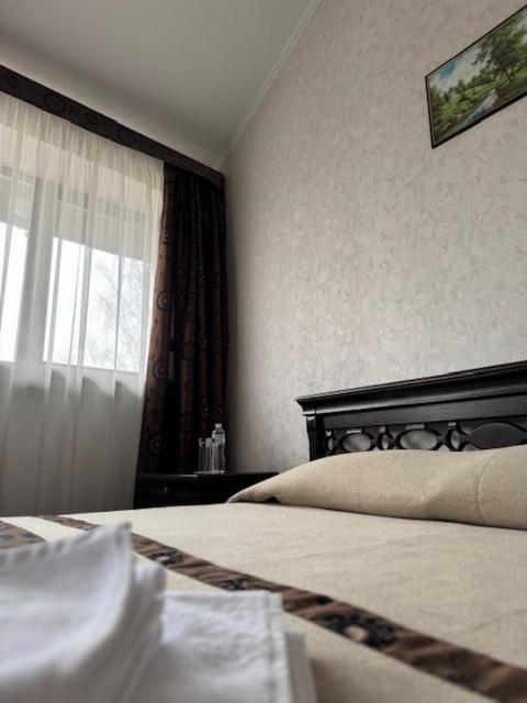 Bed and Breakfast Charivna Taistra Бровары Экстерьер фото
