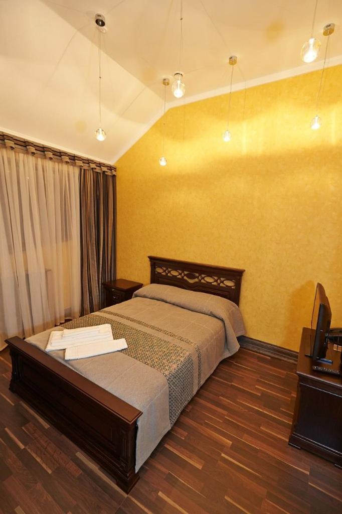 Bed and Breakfast Charivna Taistra Бровары Экстерьер фото