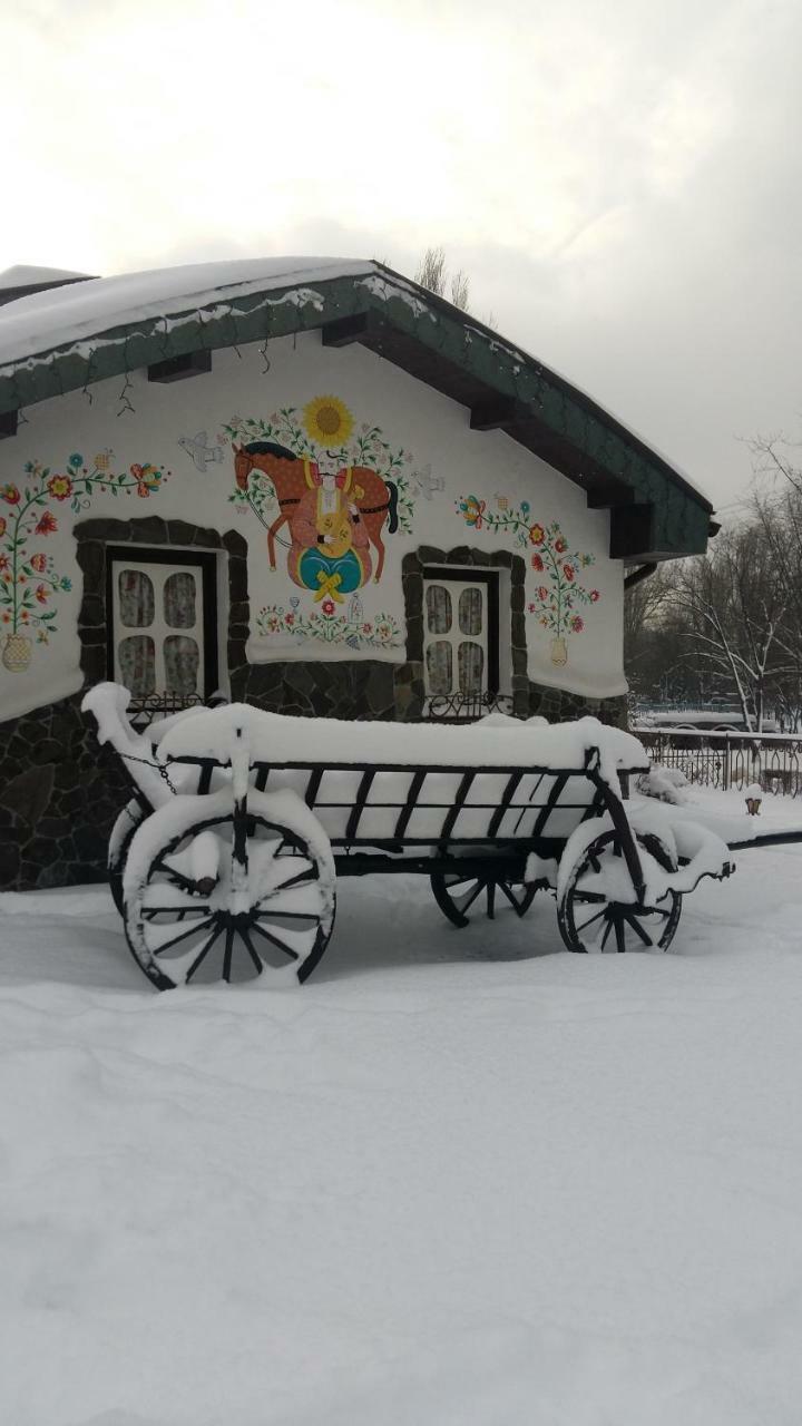 Bed and Breakfast Charivna Taistra Бровары Экстерьер фото