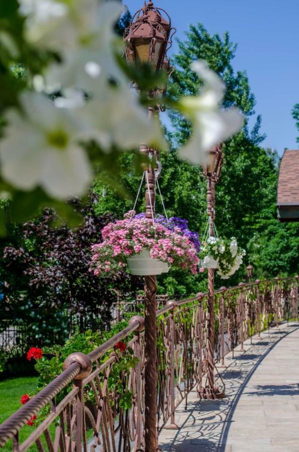 Bed and Breakfast Charivna Taistra Бровары Экстерьер фото