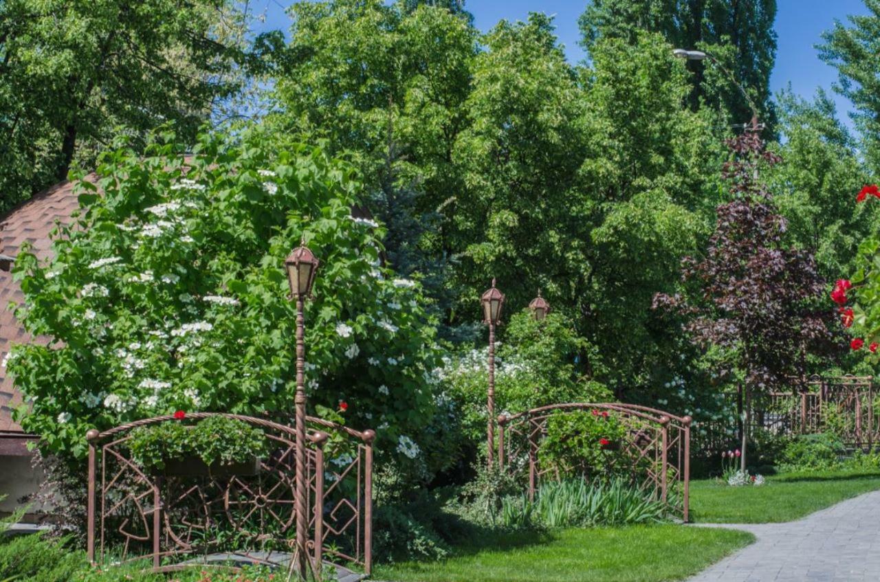 Bed and Breakfast Charivna Taistra Бровары Экстерьер фото